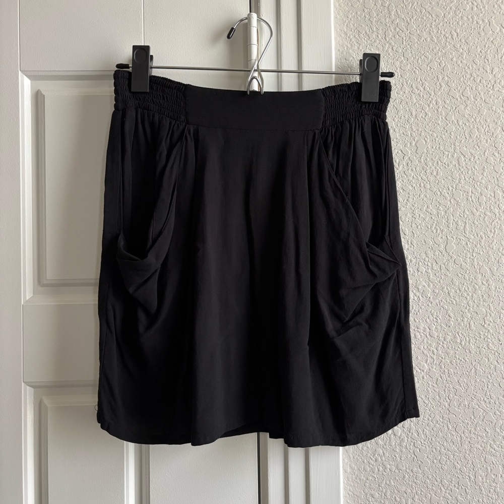 H&M mini skirt with pockets and elastic waist band; black (size 6)